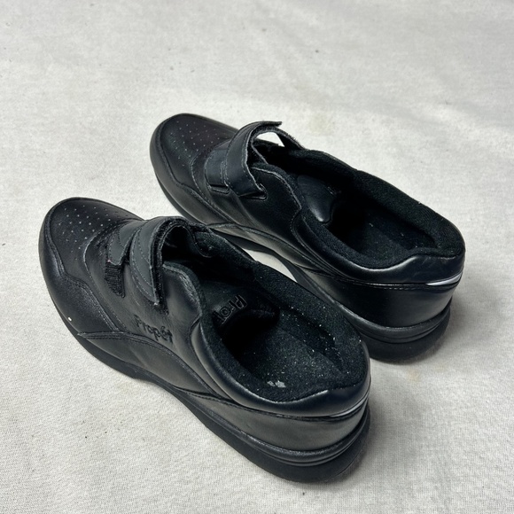Propet Men’s Size 9.5 Walking Sneakers A - Picture 2 of 5